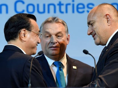 El primer ministro chino, Li Keqiang (izq.), con sus homólogos húngaro, Viktor Orban (centro) y búlgaro, Boyko Borisov (der.) en Budapest este lunes.