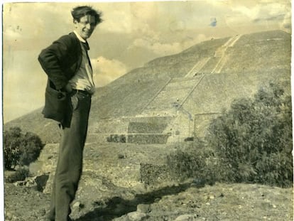 Mathias Goeritz en Teotihuacan, 1957. 