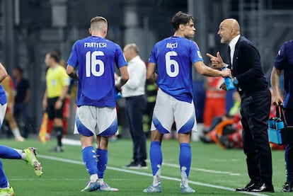 Luciano Spalletti da instrucciones a Samuele Ricci durante el partido ante Moldavia. 