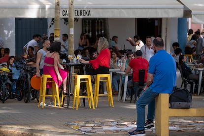 Ambiente en el centro de Sevilla a principios de mayo.