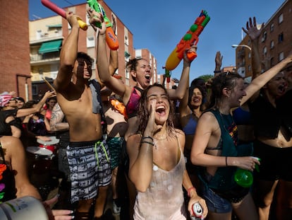 La Batalla Naval, uno de los atractivos de las Fiestas Patronales de la Virgen del Carmen en el distrito de Puente de Vallecas, a 17 de julio de 2022, en Madrid (España).