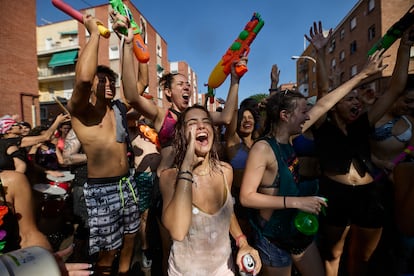 La Batalla Naval, uno de los atractivos de las Fiestas Patronales de la Virgen del Carmen en el distrito de Puente de Vallecas, a 17 de julio de 2022, en Madrid (España).