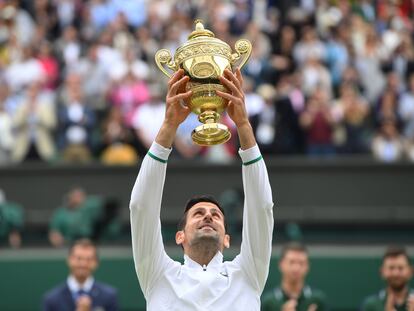 Djokovic eleva el trofeo de campeón, este domingo tras vencer a Berrettini en la central.