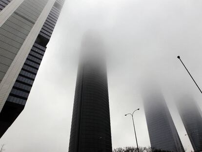 La torres de Madrid entre la niebla