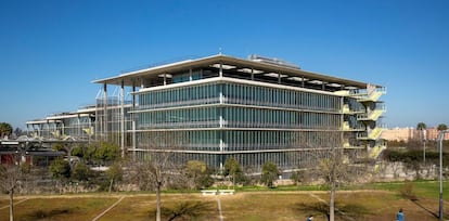 Vista parcial de la sede central de Abengoa en la calle Energía Solar del Campus de Palmas Altas de Sevilla.  EFE