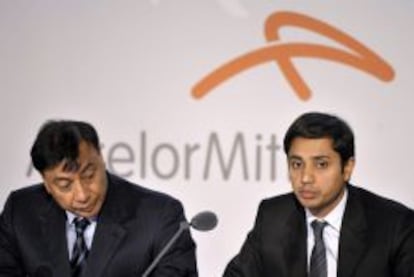 El presidente ejecutivo del grupo sider&uacute;rgico Arcelor Mittal, Lakshmi Mittal (i) y el director financiero del mayor productor de acero del mundo, Aditya Mittal (d). 