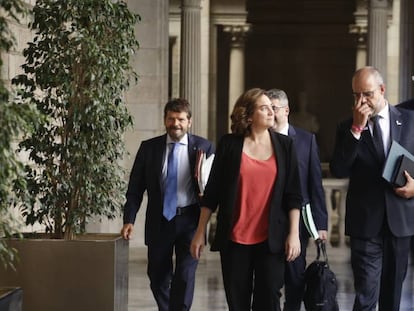 La alcaldesa Ada Colau preside con el conseller Miquel Buch la Junta de Seguridad de Barcelona.