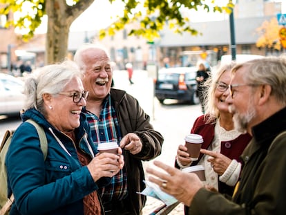 Un grupo de personas mayores disfrutan de un paseo entre amigos.