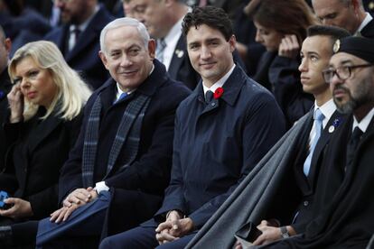 Desde la izquierda: El primer ministro de Israel, Benjamin Netanyahu (con su esposa a la izquierda), el  primer ministro de Canadá, Justin Trudeau, y el rey de Marruecos, Mohammed VI. Entre el primer ministro canadiense y Mohamed VI asiste a la ceremonia el príncipe heredero marroquí Moulay Hassan.