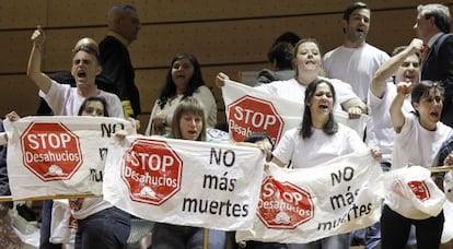 Protestas de los miembros de la Plataforma de Afectados por la Hipoteca (PAH), en la tribuna del Senado.