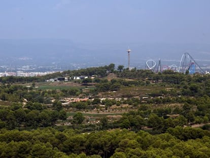 Terrenos del futuro parque temático Barcelona World en Salou y Vilaseca ( Tarragona) , con el parque de ocio de PortAventura al fondo.