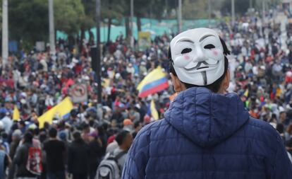 Un hombre con una máscara de Guy Fawkes, popularizada por la novela gráfica 'V de vendetta' y usada por los miembros del colectivo Anonymous en múltiples protestas en todo el mundo, en la cola de la manifestación antigubernamental que marcha en Quito contra el presidente de Ecuador.