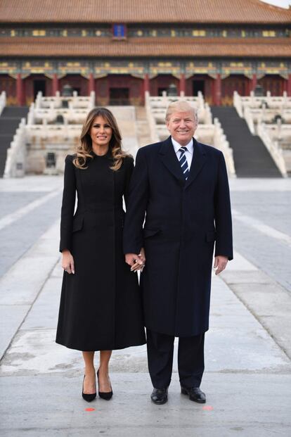 Durante toda su gira por Asia la primera dama ha apostado por tonos sobrios y colores más oscuros. Otro ejemplo es este abrigo negro que lució a su llegada a Beijing el miércoles.