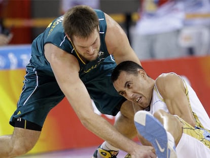 Prigioni, en el suelo, pelea por la pelota ante el australiano Worthington.