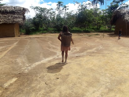 Mujer sanöma, en la región del río Auaris, preparándose para ir a la labranza.