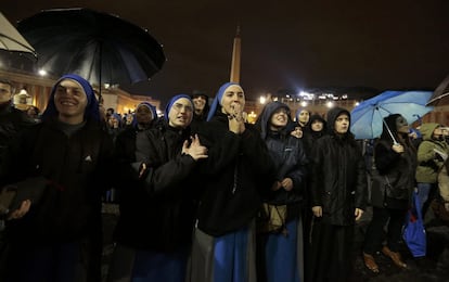 Miles de personas se congregaron en la plaza de San Pedro para seguir el resultado de la votación en directo, desafiando la lluvia y el frío reinante en Roma.