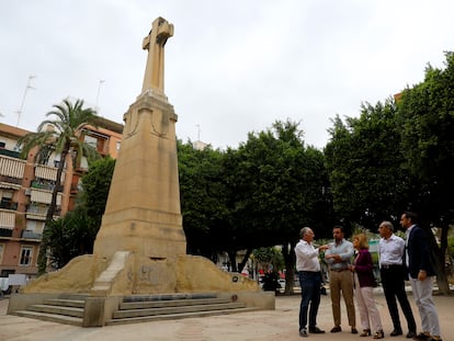 Pablo Ruz, alcalde de Elche por el Partido Popular junto a Aurora Rodil, de Vox, en una visita en septiembre a las obras de la reforma del Paseo de Germanias, junto a la cruz franquista que permanecerá en su actual ubicación.