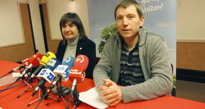 Rufi Etxeberria y Maribi Ugarteburu, ayer en la rueda de prensa en San Sebastián.