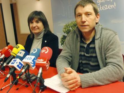 Rufi Etxeberria y Maribi Ugarteburu, ayer en la rueda de prensa en San Sebastián.