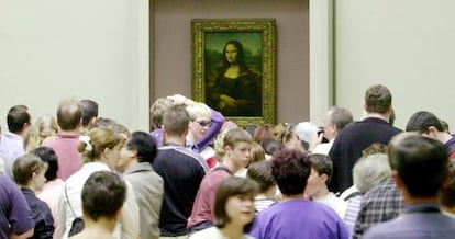 Visitantes del Louvre ante el cuadro de la Gioconda