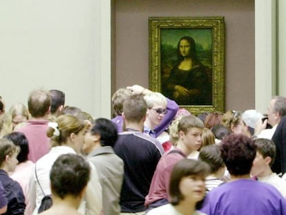 Visitantes del Louvre ante el cuadro de la Gioconda