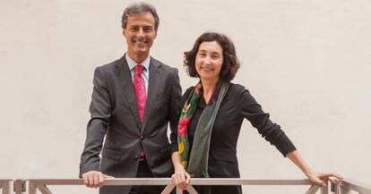 Fernando Garrido, director de acci&oacute;n social de Fundaci&oacute;n Mapfre, y la escritora y divulgadora Elsa Punset, tras la presentaci&oacute;n del curso Rutas para la Vida y el Trabajo.