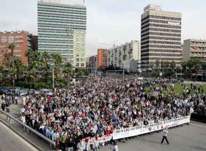 Los trabajadores, ayer, protestando contra los 1.680 despidos ante un edificio de Nissan en Barcelona.