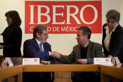 El presidente ejecutivo del Grupo Prisa, Juan Luis Cebrián, y el rector de la Universidad Iberoamericana, David Fernández Dávalos.