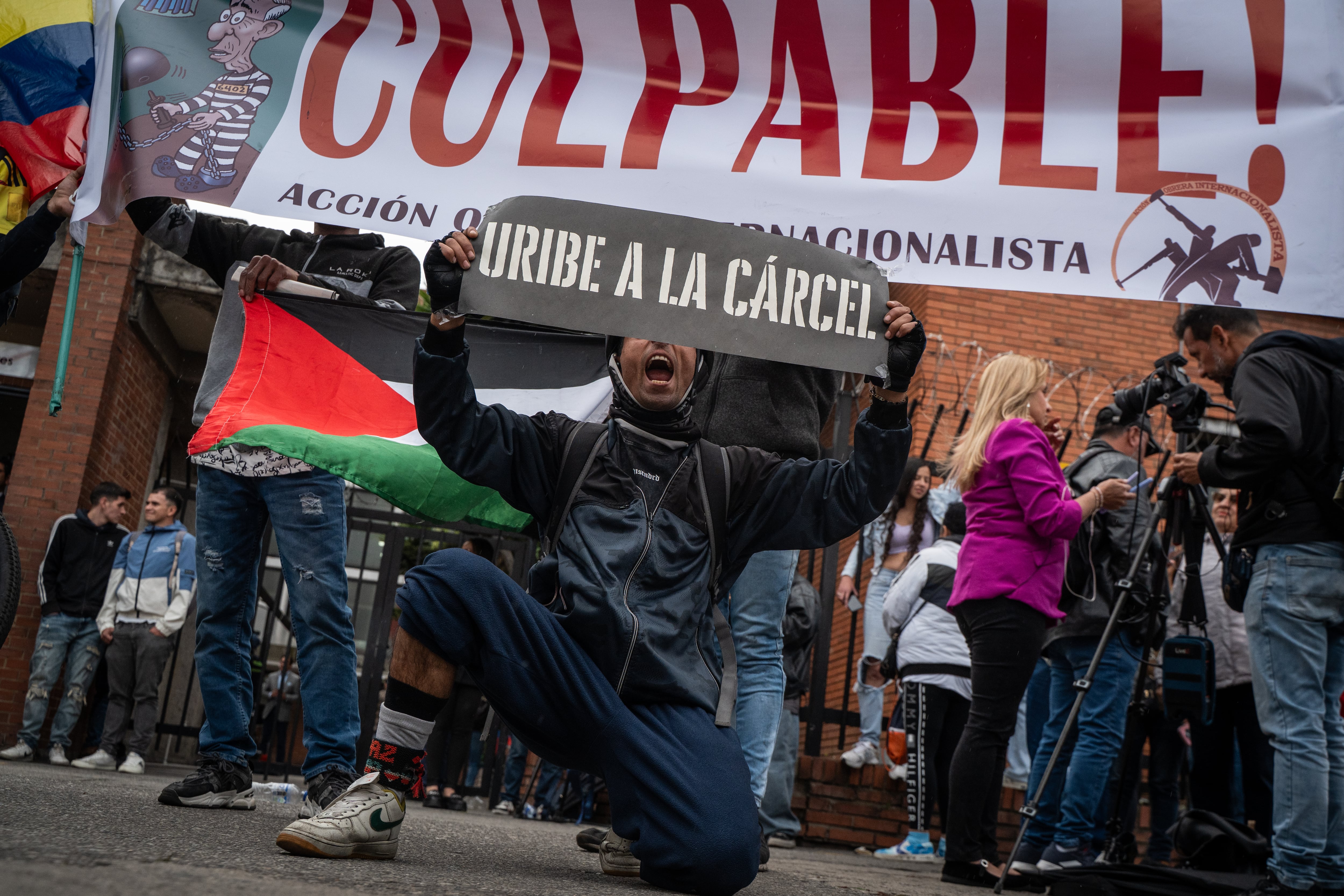 Opositores del expresidente Álvaro Uribe Vélez, durante el juicio en su contra, frente al Complejo Judicial de Paloquemao, en Bogotá, el 28 de julio de 2025.