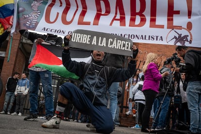 Opositores del expresidente Álvaro Uribe Vélez, durante el juicio en su contra, frente al Complejo Judicial de Paloquemao, en Bogotá, el 28 de julio de 2025.