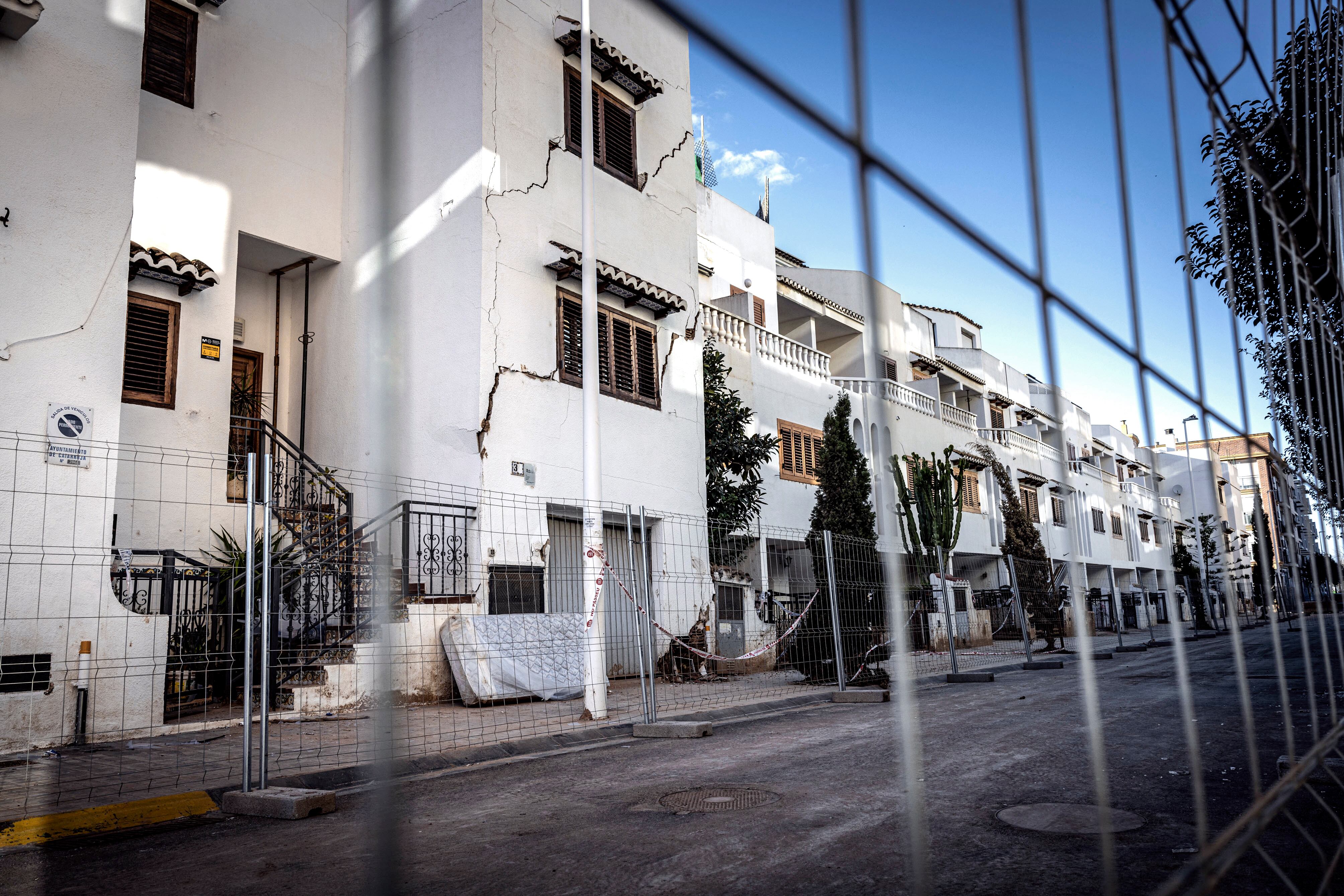 El sinvivir de los vecinos que pierden la casa por la dana y tienen que pagar su demolición