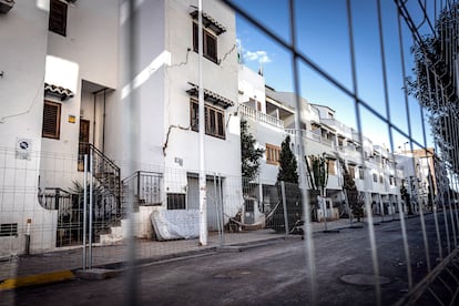 Adosados que serán demolidos en la calle Tribunal de las Aguas, en Catarroja (Valencia), este jueves.