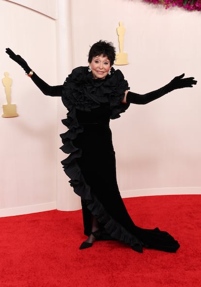 A sus 92 años, Rita Moreno, la inolvidable Anita de 'West Side Story', no ha querido perderse la cita y ha desplegado el 'glamour' del Hollywood dorado con un vestido negro con volantes y guantes largos.