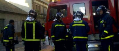 Bomberos que han acudido al incendio del barrio de Villaverde.
