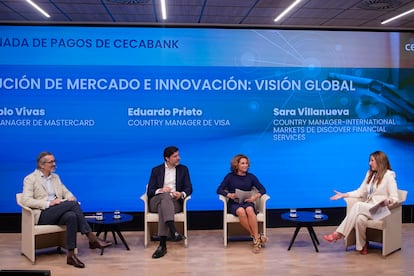 De izquierda a derecha: Juan Pablo Vivas, responsable de Mastercard en España; Eduardo Prieto, responsable de Visa en España; Sara Villanueva, responsable en España y de mercados internacionales de Discover; y Nuria Mohedas, directora de pagos y banca digital de Cecabank.