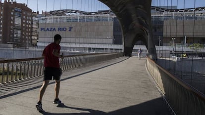 Acceso al centro comercial desde el puente que lo une a Madrid Río.