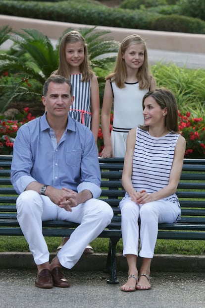 El rey Felipe VI, junto a la doña Letizia y sus hijas la princesa Leonor y la infanta Sofía, durante sus tradicionales vacaciones de verano en Palma de Mallorca en 2016.