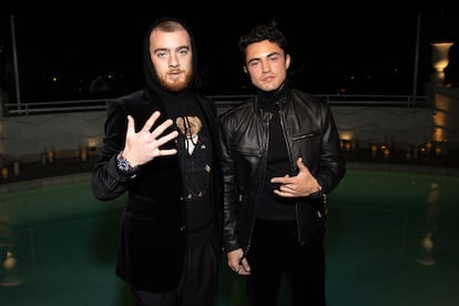 Angus Cloud con Darren Barnet.