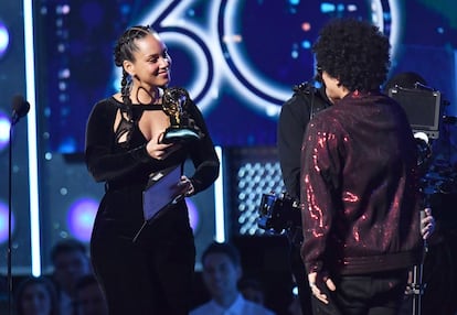 Mars, que tiene ascendencia puertorriqueña, triunfó con su trabajo '24K Magic' (mejor álbum general y de R&B), su tema homónimo '24K Magic' (mejor grabación) y el pegadizo 'That's what I like' (mejor canción general y de R&B, y mejor actuación de R&B). En la imagen, Alicia Keys entrega el Grammy a mejor grabación del año a Bruno Mars.