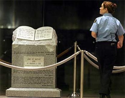 Monumento a los Diez Mandamientos situado en los juzgados de la capital de Alabama.