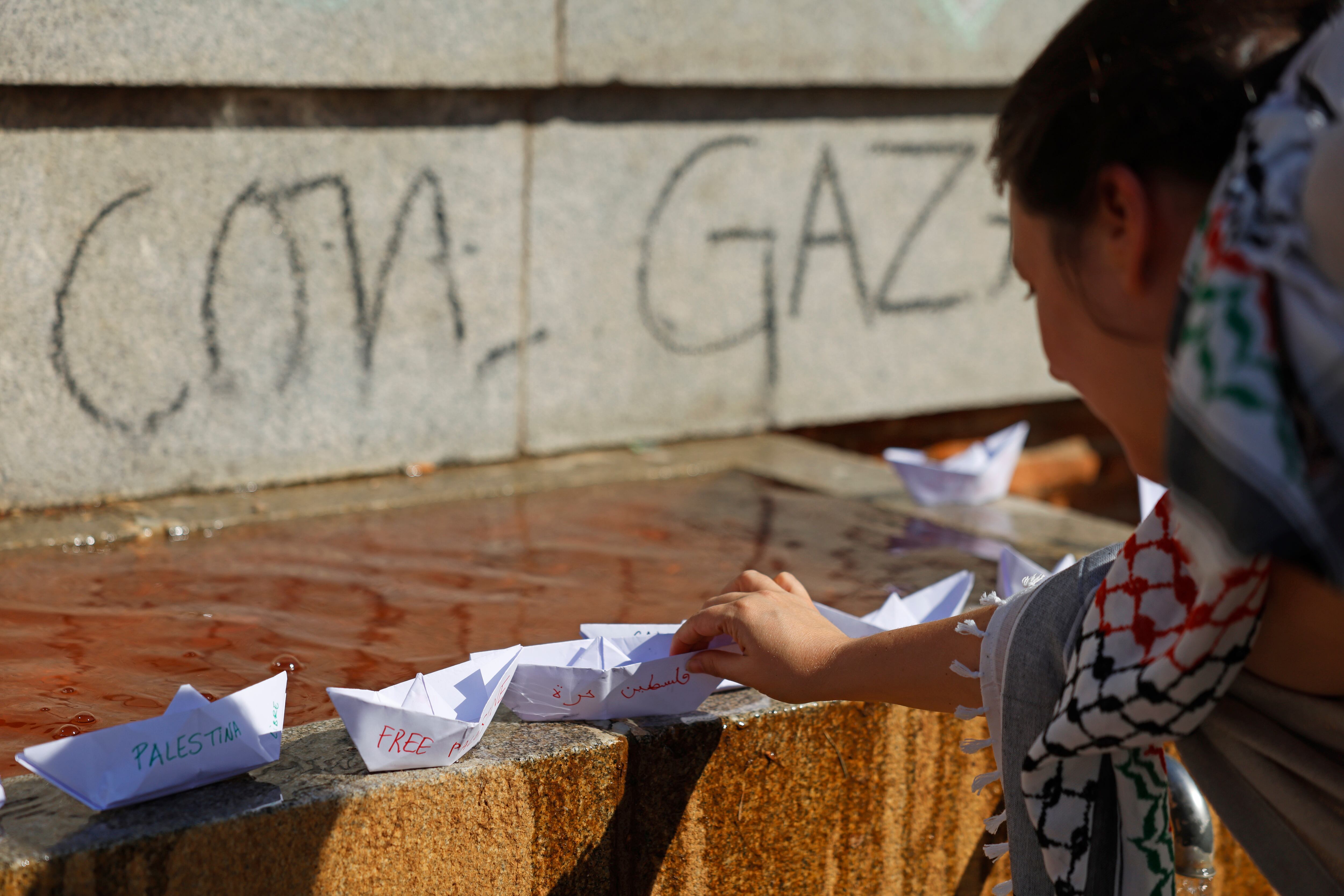 Concentración de docentes y familias contra la censura escolar y a favor del apoyo a Palestina en la plaza de los Carros de Madrid, este viernes.