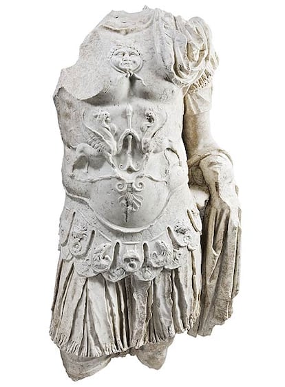 De los fondos que se exponen, destaca el conjunto escultórico inédito cedido por el Museo de Segóbriga, hallado hace tres años y restaurado para esta ocasión. En la foto, estatua masculina con coraza (época Julio-Claudia). Museo de Cuenca. Parque Arqueológico de Segóbriga.