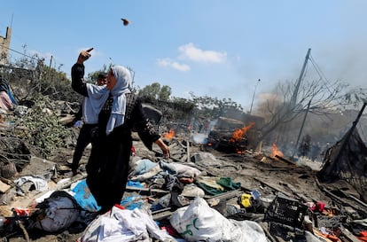 Una mujer grita entre los escombros de una vivienda tras el bombardeo israelí en la "zona humanitaria" de Al Mawasi, al oeste de Jan Yunis, este sábado. 