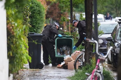 Agentes de Policía buscan pruebas en Kentish Town, este martes.