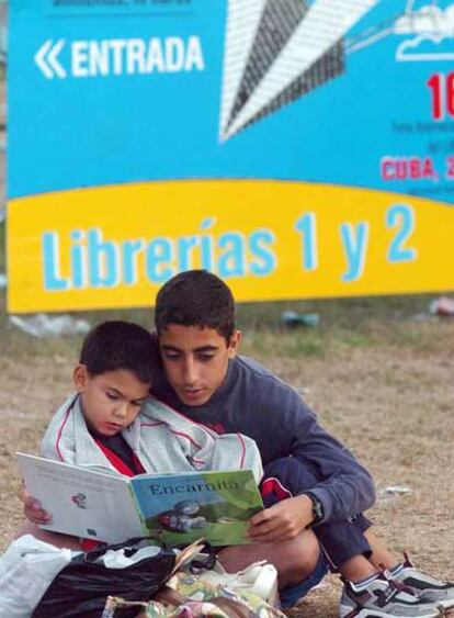 Dos niños en el recinto de la Feria del Libro de La Habana.