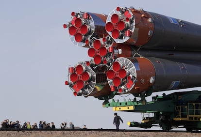 El cohete ruso Soyuz-FG con el buque espacial Soyuz MS-04 que transportará a nuevos tripulantes a la Estación Espacial Internacional (ISS) es transportado desde su hangar hasta la plataforma de lanzamiento en el cosmódromo de Baikonur (Kazajistán).