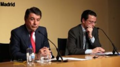 El presidente de Madrid, Ignacio González, y el exconsejero de Sanidad, Javier Fernández Lasquetty, en la rueda de prensa de este lunes.