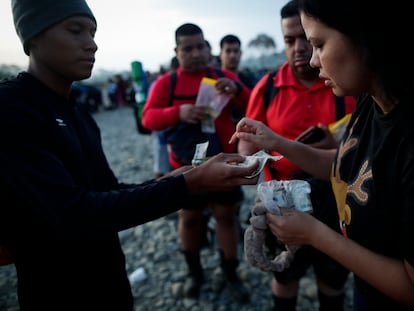 Varias personas migrantes pagan a una persona indígena para ser trasladados a la Estación de Recepción Migratoria (ERM) de San Vicente en Metetí desde en la comunidad de Bajo Chiquito, el 11 de marzo de 2023, en Darién (Panamá).