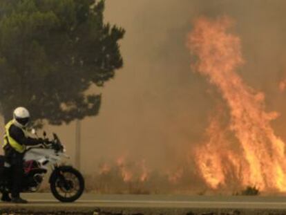 Las Administraciones se muestran optimistas sobre el desarrollo del fuego, que ha afectado al parque natural pero no al parque nacional