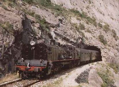 La locomotora a vapor <i>Garrefeta,</i> en uno de sus recorridos turísticos desde Lleida.